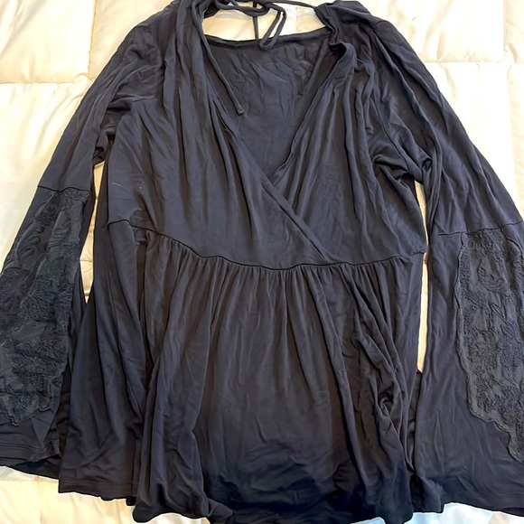 Flowy long sleeve blouse with a deep cut - Picture 1 of 2
